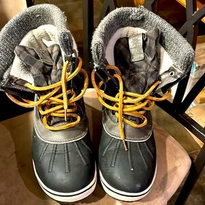 Globalwin black gray winter fleece lined boots size 9, 40 EU waterproof lace up